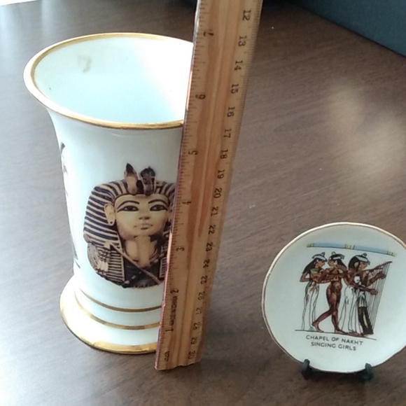 Set Ancient Egyptian Themed Vase and two decorative plates with stands. - Picture 4 of 7